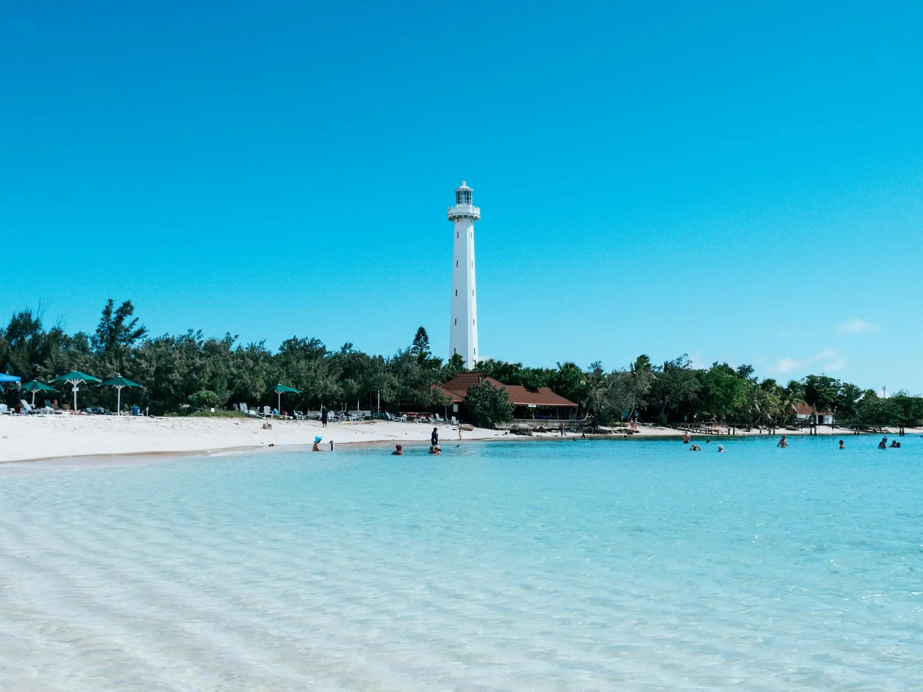 Le phare Amédée, au large de Nouméa, sur son îlot de sable blanc.